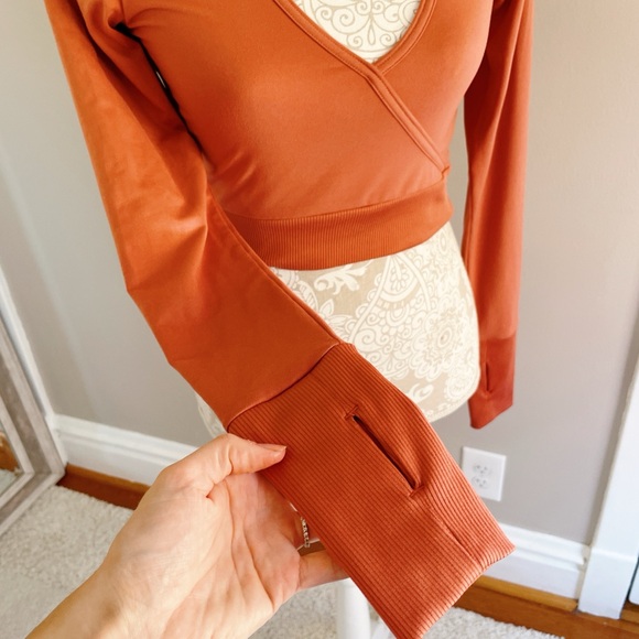 ✨ Gilly Hicks Long Sleeve Wrap Crop Top – XS ✨ - Picture 3 of 7
